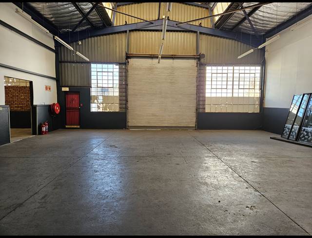 558M² WAREHOUSE TO LET IN JET PARK